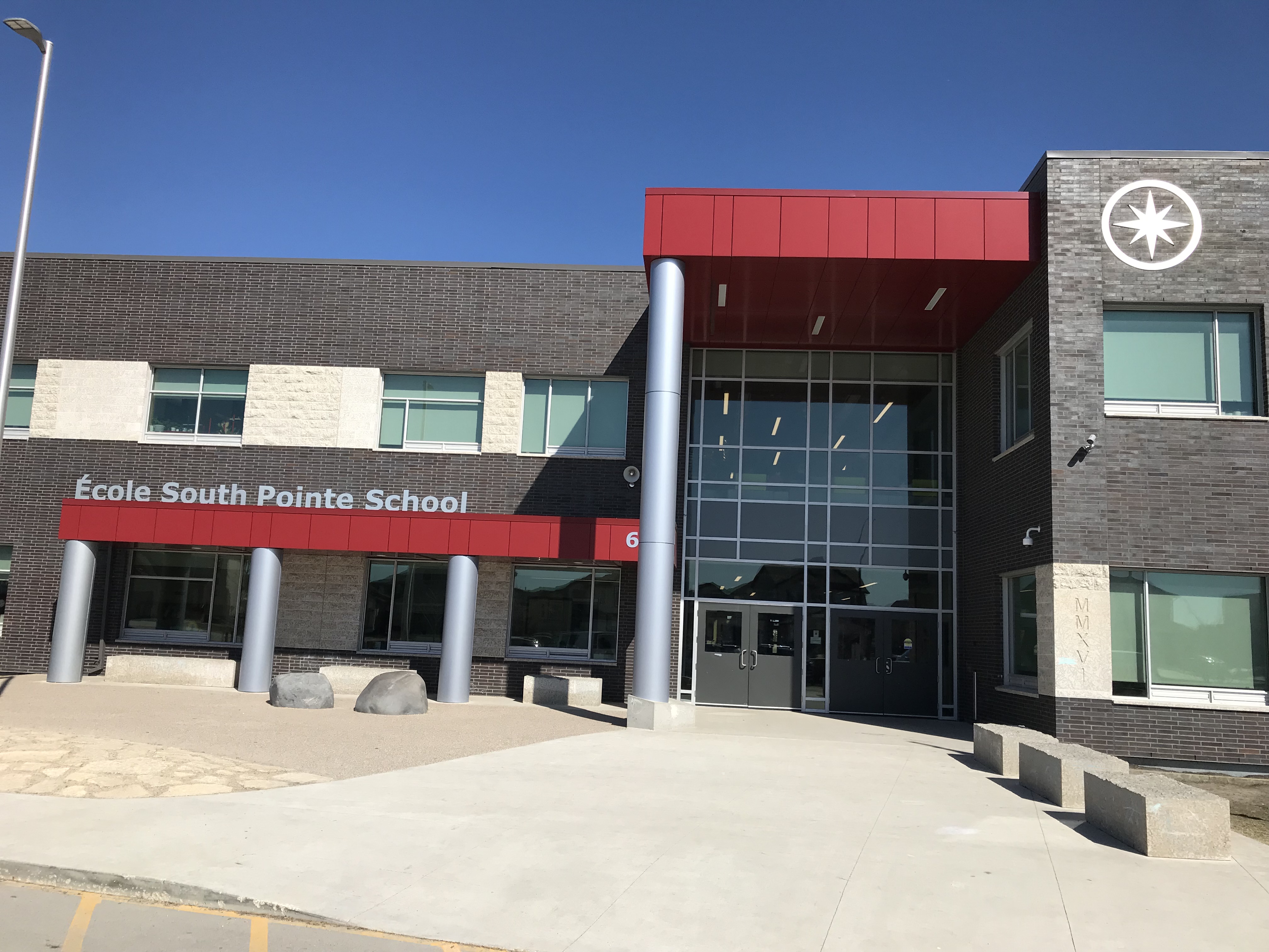 South Pointe School / École South Pointe
