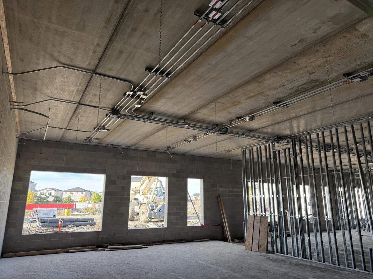 École kā-iIskonākwahk School construction site. Mechanical and electrical rough-ins being installed.