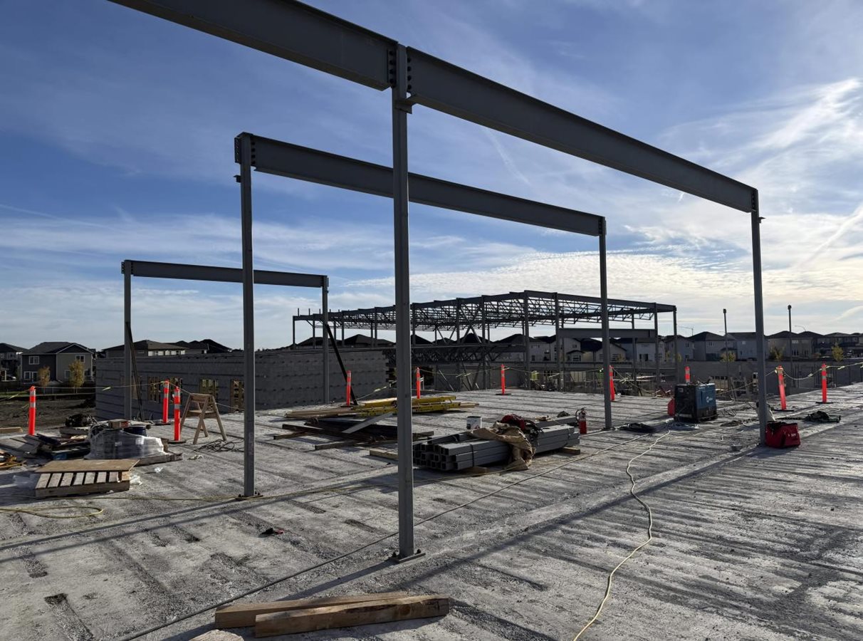 École kā-iIskonākwahk School construction site. Structural steel beams being installed.