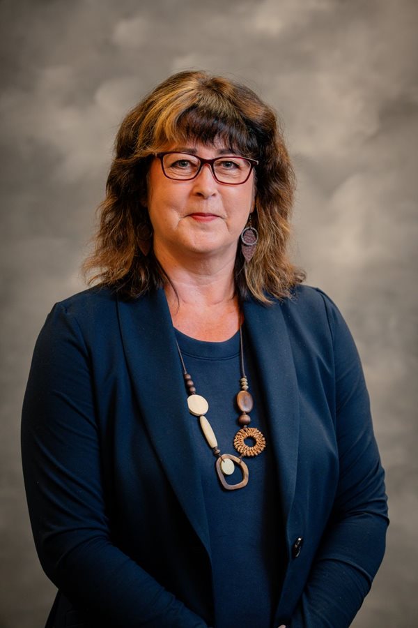 Headshot photo of Shelley Amos
